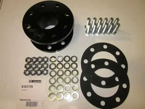 Adapterteile von Remeha, bestehend aus schwarzen Platten, Unterlegscheiben, Schrauben und Muttern, angeordnet auf einer weißen Fläche.